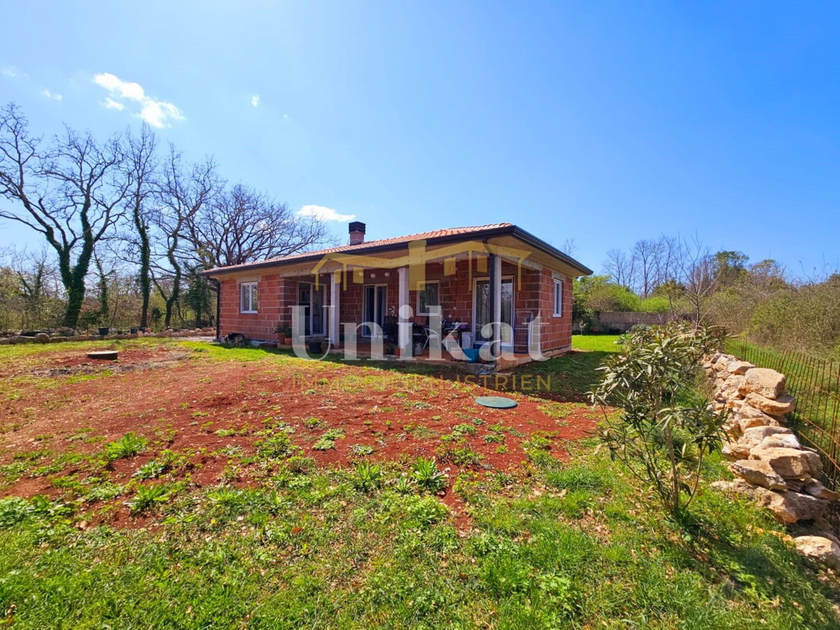 Casa al piano terra senza vicini a 10 km da Poreč - grande giardino